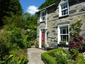 Read more about the article Tan Y Dderwen – Holiday Cottage in Beddgelert
